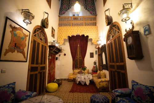 Riad Les Idrissides Chez LEAにあるシーティングエリア
