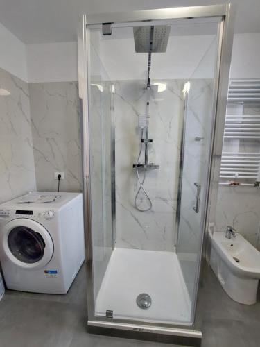 a bathroom with a washing machine and a washer at Trandafirului Residence Central Suceava in Suceava