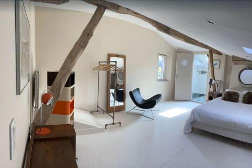 - une chambre avec un lit, un bureau et une chaise dans l'établissement Maison de Charme Piscine & Piano, 30 min Toulouse, à Loubens-Lauragais