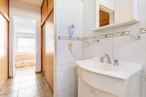 a white bathroom with a sink and a shower at Simplemente Mendoza ! Unica ! in Godoy Cruz