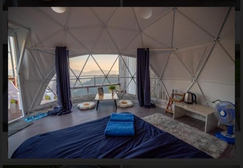 - une chambre avec un grand lit dans une tente dans l'établissement ฮักวิว ม่อนแจ่ม, à Mon Jam