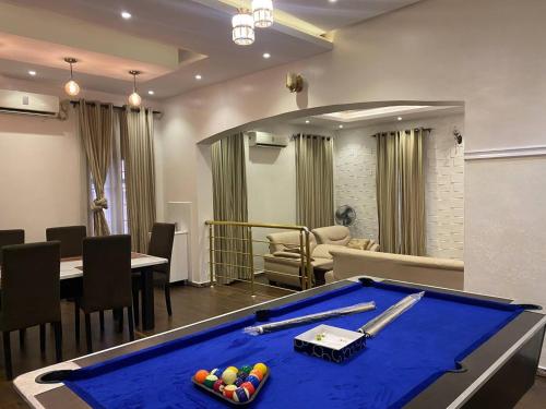 Habitación con mesa de billar y comedor. en Fedora Luxury Villa in Lekki Phase 1 en Lekki