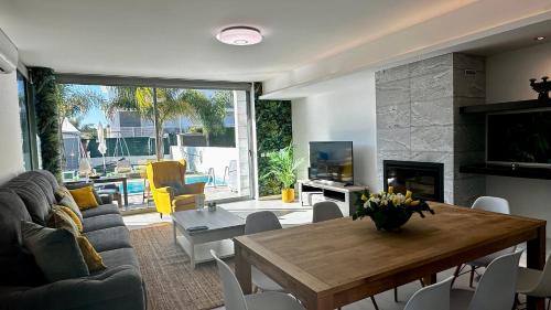 una sala de estar con un sofá y una mesa en Moon by Check-in Portugal, en Albufeira