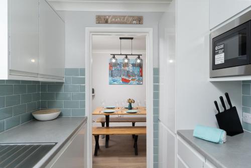 Dapur atau dapur kecil di Large newly refurbished modern house, part sea views, south facing garden, parking