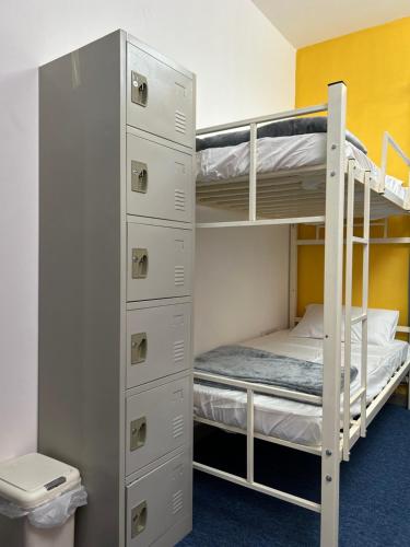 um quarto com 2 beliches e uma cama em Basil Hostel em Mascate