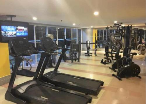 un gimnasio con varias cintas de correr y máquinas cardiovasculares en Apto Terraços do Atlântico, en Fortaleza