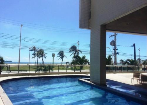 una piscina con vistas a la playa en Apto Terraços do Atlântico, en Fortaleza