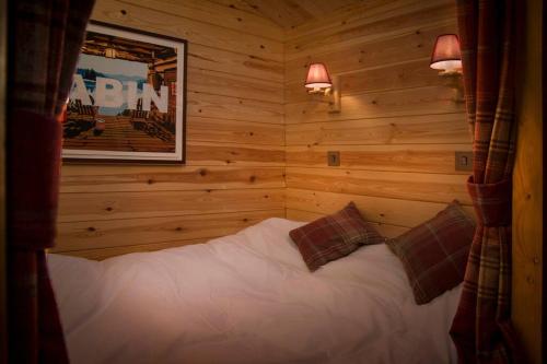 Postel nebo postele na pokoji v ubytování Cedarwood, an intimate and romantic cabin for two.