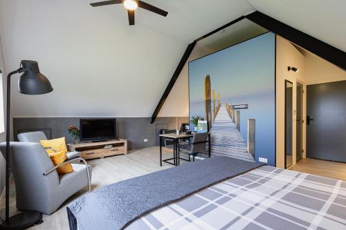 ein Schlafzimmer mit einem großen Fenster mit einer Treppe in der Unterkunft Het Waterhoentje in Sint Jansklooster