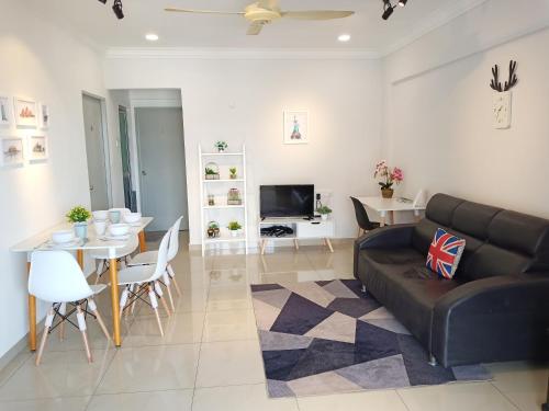 sala de estar con sofá negro y mesa en [Georgetown] 2~6 Pax, 3 Bedrooms, 1 Car Park, en Jelutong