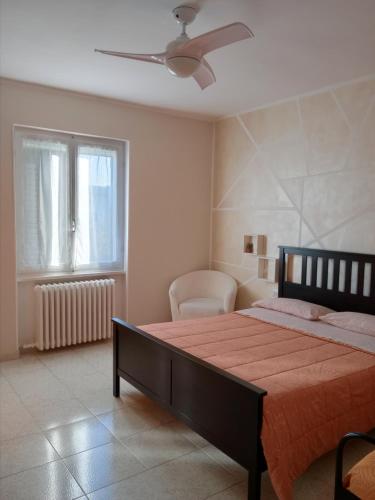 Schlafzimmer mit einem Bett und einem Deckenventilator in der Unterkunft Casa vacanze il fiore di loto in Zibido San Giacomo