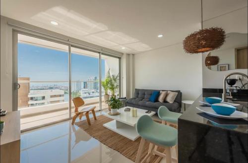 cocina y sala de estar con ventana grande en ESPECTACULAR APARTAMENTO PISO ALTO CON EXCELENTE VISTA AL MAR y A LA CIUDAD AMURALLADA, en Cartagena de Indias