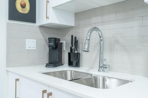 カルガリーにあるStylish Getaway 2BD Basement by YMCA and South Health Campus Hospitalのキッチン(シンク、ミキサー付)