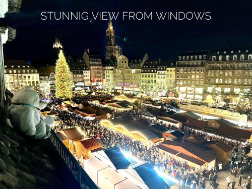 um mercado de Natal numa cidade à noite em LIFE RENAISSANCE - New Concept - Place Kléber em Estrasburgo