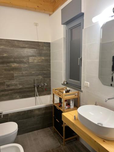 a bathroom with a sink and a toilet and a tub at Villa di Carlone in Moscufo