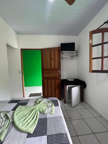 トリンダーデにあるPouso da Celeste - Trindadeのベッド2台と緑のスクリーンが備わる客室です。