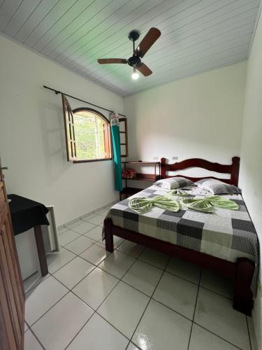 1 dormitorio con 1 cama y ventilador de techo en Pouso da Celeste - Trindade en Trindade