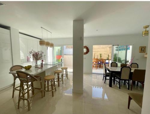 - une cuisine et une salle à manger avec une table et des chaises dans l'établissement Casa Muralla del Alcazar Viejo, à Cordoue
