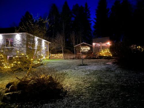 un patio iluminado por la noche con luces de Navidad en 15 min från Ullared! Ny stuga med hög standard!, en Älvsered