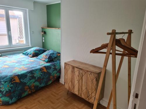 Schlafzimmer mit einem Bett und einer Holzleiter in der Unterkunft Opal'In in Gravelines