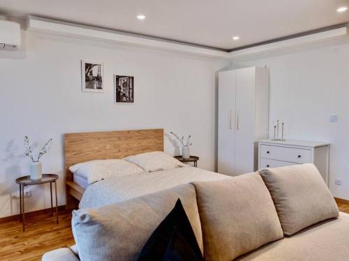 Ένα ή περισσότερα κρεβάτια σε δωμάτιο στο NEUES Apartment in Top Lage, free Parking max 1,65m Höhe und 1,8m Breite