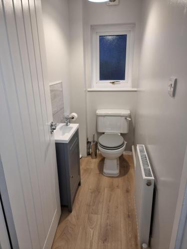 Bilik mandi di Large newly refurbished modern house, part sea views, south facing garden, parking