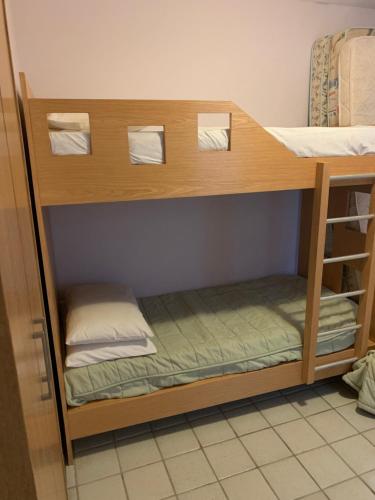 a bunk bed with two bunk beds in a room at Flat Hotel Fazenda Portal de Gravatá- 2 quartos in Gravatá
