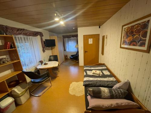 代斯特尔山麓巴德明德尔Ferienwohnung Hoffmann的客房设有一张床、一张桌子和一张桌子。