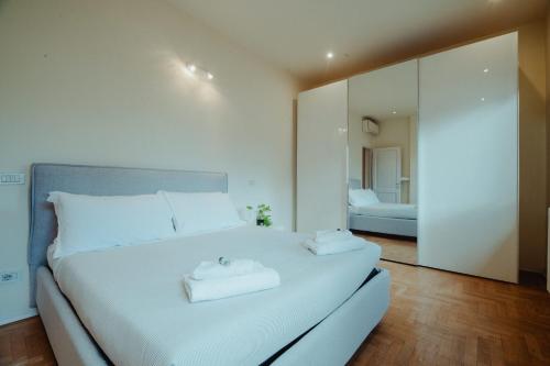 a bedroom with a large white bed with two towels at Vista e Tetti ai Canacci in Florence