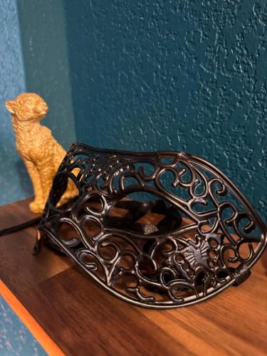 a purse sitting on a shelf with a cat ornament at Secrète loft in Aucamville