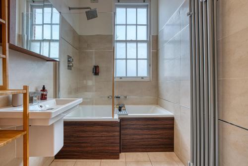 サウサンプトンにある2-Bedroom Stunning, Modern & Spacious Apartment, near Ocean Village, Central Southampton - by Blue Puffin Staysの浴槽と洗面台のあるバスルーム