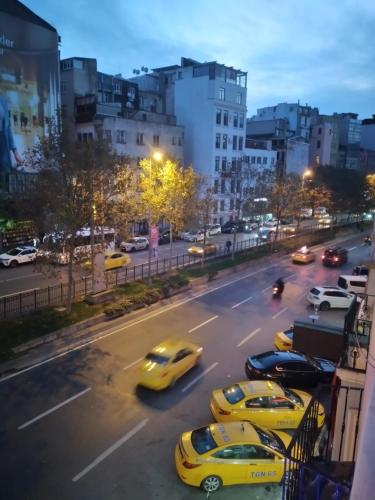eine Gruppe von Taxis, die auf einer Stadtstraße geparkt sind in der Unterkunft Apart 71 in Istanbul