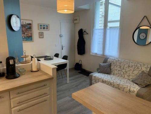 un salon avec un canapé et une table dans l'établissement Etape saumuroise en centre-ville, à Saumur