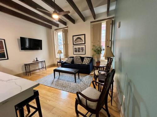 Ruang duduk di Chic Two-Bedroom Apartment on Camp St, New Orleans