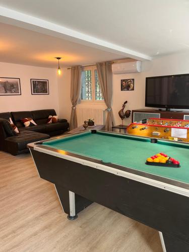 un salon avec une table de billard dans l'établissement la grande Vadrouille, à La Salvetat-sur-Agout