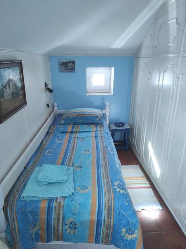 Cama grande en habitación con paredes azules en Guesthouse Bogdanovic, en Budva