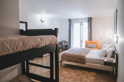 Postel nebo postele na pokoji v ubytování Hôtel & Résidence Le Subrini