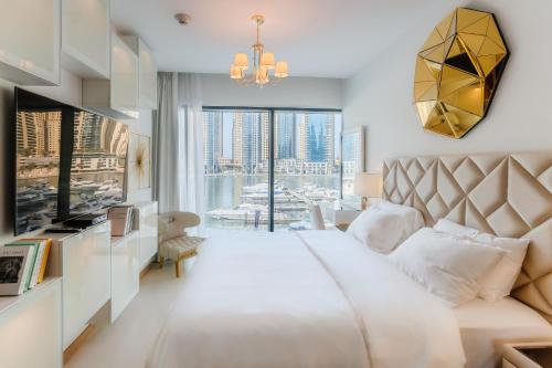 ein Schlafzimmer mit einem großen Bett und einem großen Fenster in der Unterkunft Vida Dubai Marina & Yacht Club , Hotel and Residences , Luxurious 2BR in Dubai