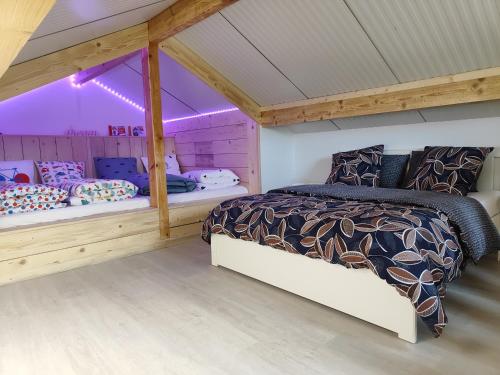 1 dormitorio con 1 cama en una habitación con iluminación púrpura en Gîte indépendant au calme, 