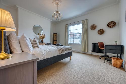 サウサンプトンにある2-Bedroom Stunning, Modern & Spacious Apartment, near Ocean Village, Central Southampton - by Blue Puffin Staysのベッドと机と窓のある寝室