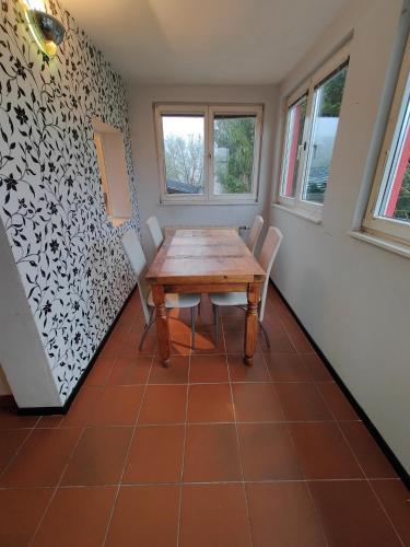 a dining room with a wooden table and chairs at Gemütliches Haus mit schönem Garten in Vienna