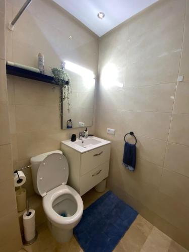 een badkamer met een wit toilet en een wastafel bij 2 Bedroom APT next to Casanearshore sidi maarouf in Casablanca