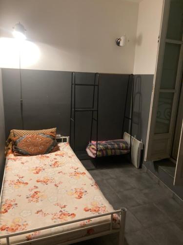 1 dormitorio con 1 cama y 2 literas. en Hostel auberge en Béziers