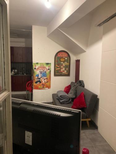 sala de estar con sofá y TV en Hostel auberge en Béziers