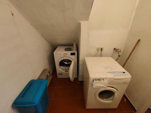 a small bathroom with a washing machine and a washer at Gemütliches Haus mit schönem Garten in Vienna