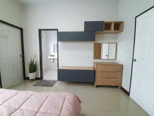 a bedroom with a bed and a desk and a mirror at ไอโฮมพัทยาเพลส in Pattaya Central