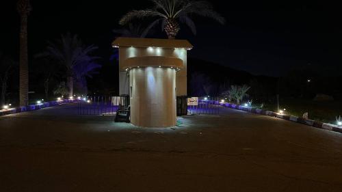 un objet blanc au milieu d'une rue la nuit dans l'établissement Ark Chalet, à Haïl