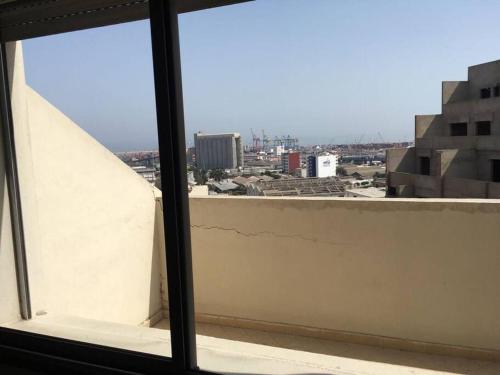 uma vista da cidade a partir de uma janela em Appartement de standing avec vue sur le port em Casablanca