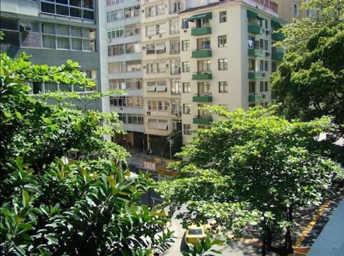 Blue Apartment Copacabana في ريو دي جانيرو: اطلالة على مبنى امامه اشجار