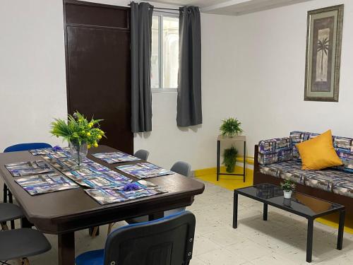 ein Wohnzimmer mit einem Tisch und einem Sofa in der Unterkunft Refugio Amarelo en calle 10: eje vital de la zona in Ciudad Madero